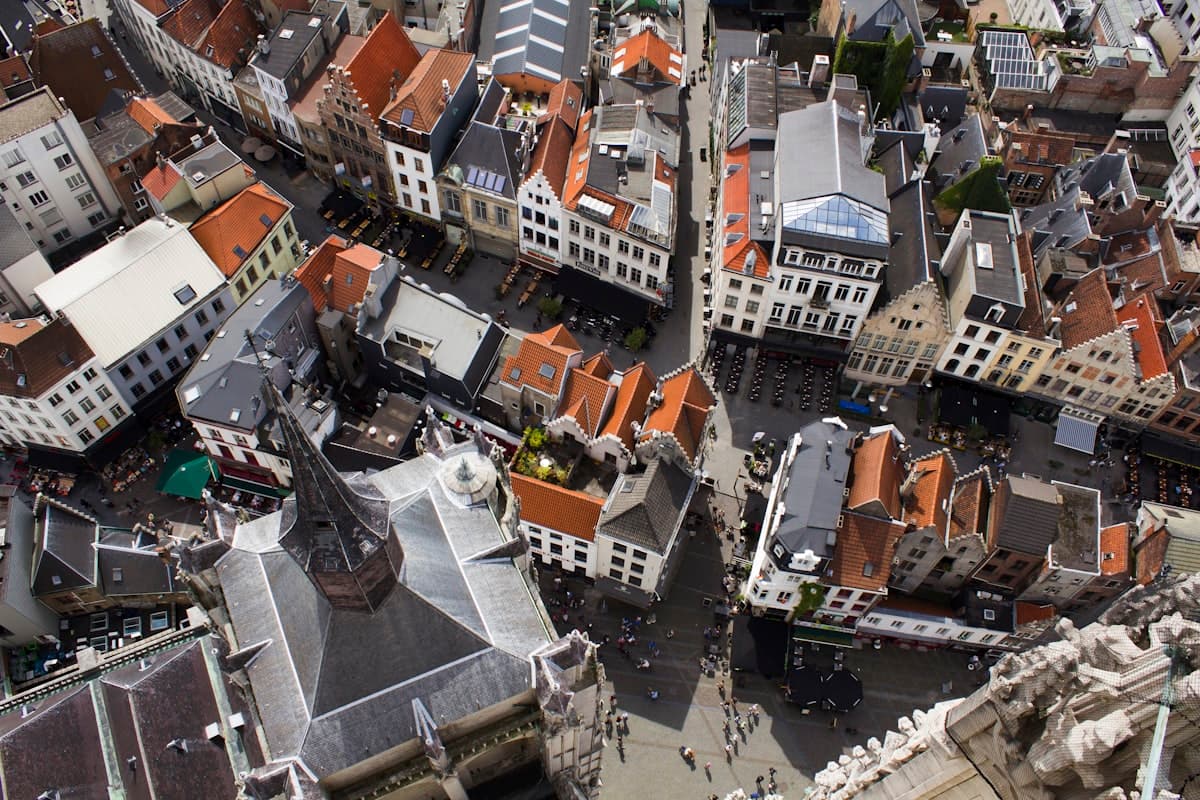 Eine europäische Stadtstraße mit Straßenbahnen, Geschäften und Passanten