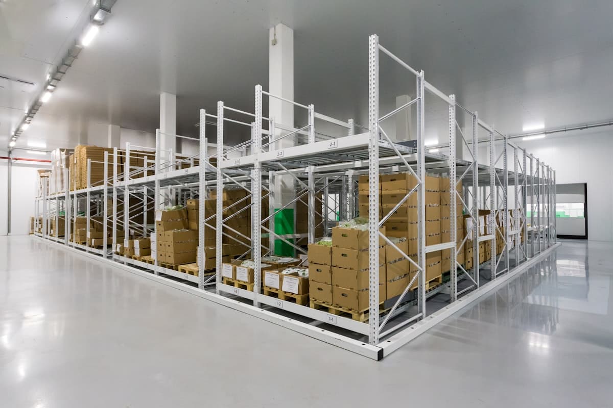 Paletten, Regale und Versandkartons in einem Distributionslager